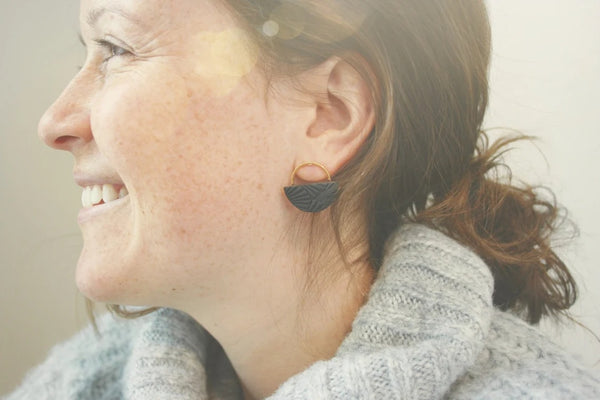 Boucles d'oreilles demi-lune en argile | Noir ligné | Boucle d'or