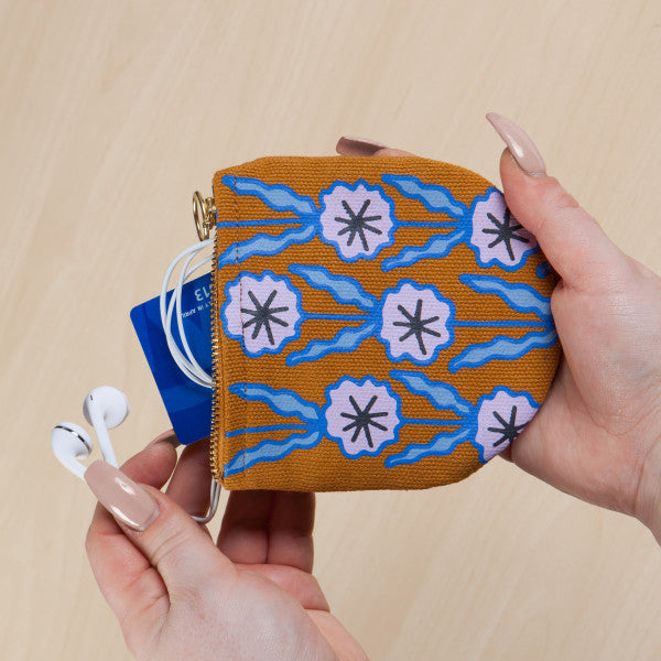 Pochette demi-lune | Still life | Danica